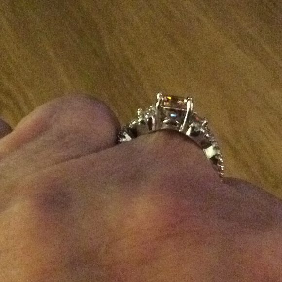 Gorgeous Ring Size 7 New - Picture 2 of 3